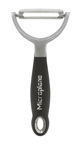 Microplane Professional Y peeler perunankuorin