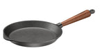 Skeppshult gjutjärnspanna med trähandtag