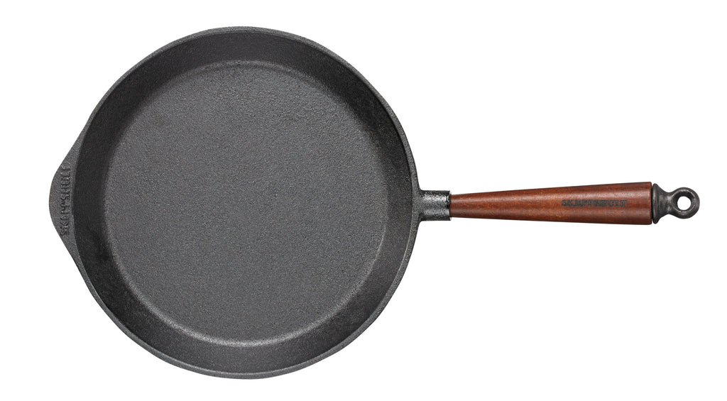 Skeppshult gjutjärnspanna med trähandtag