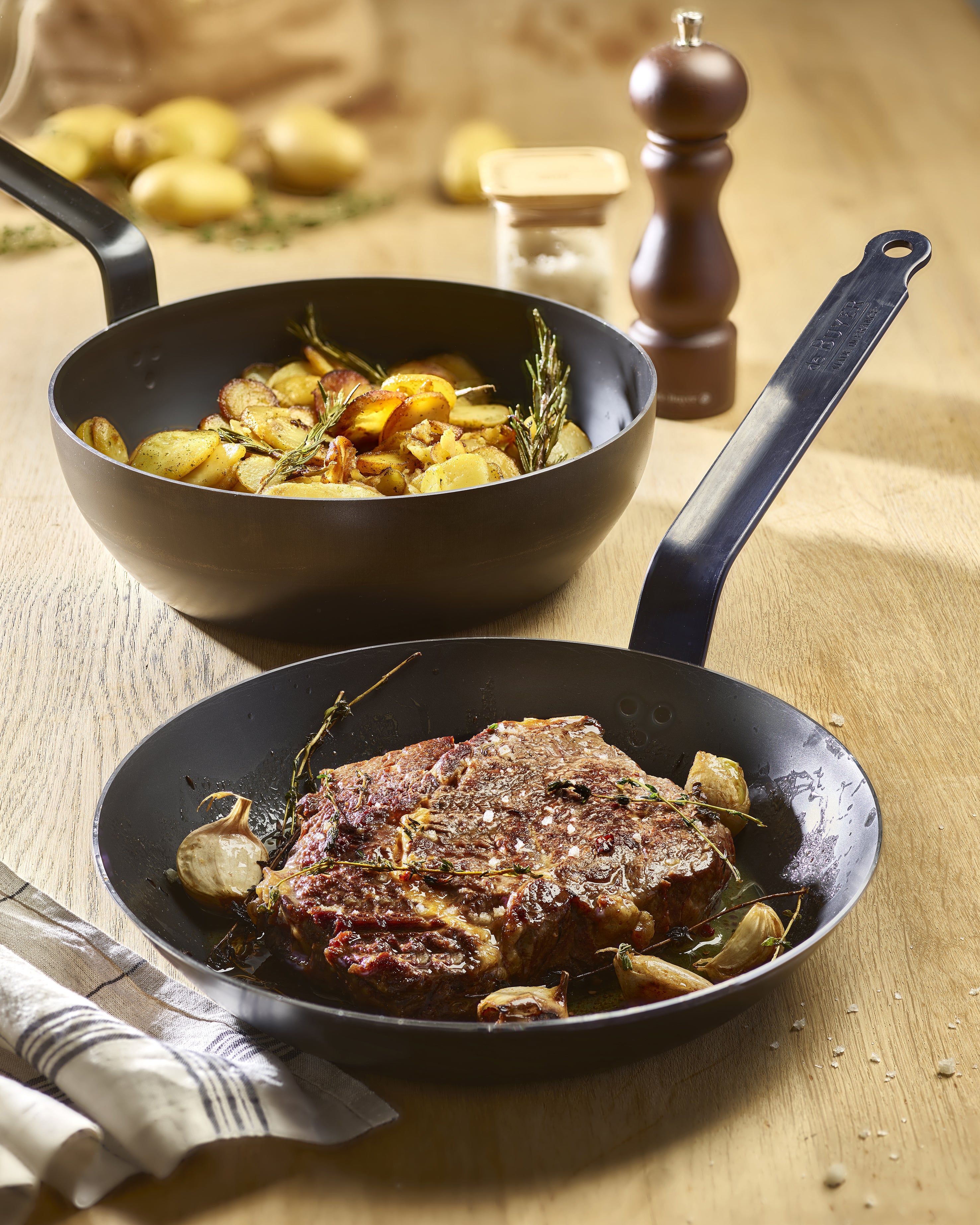 De Buyer hiiliteräspannu Blue Carbon