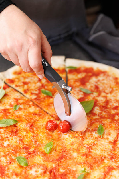 Microplane pizzaleikkuri ja taikinarei’ittäjä