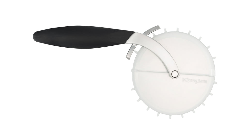 Microplane pizzaleikkuri ja taikinarei’ittäjä