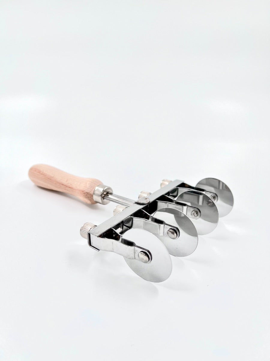Adjustable pastry cutter