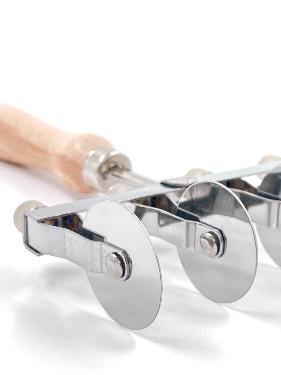 Adjustable pastry cutter