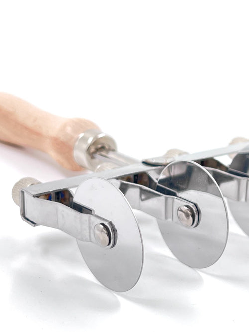 Adjustable pastry cutter