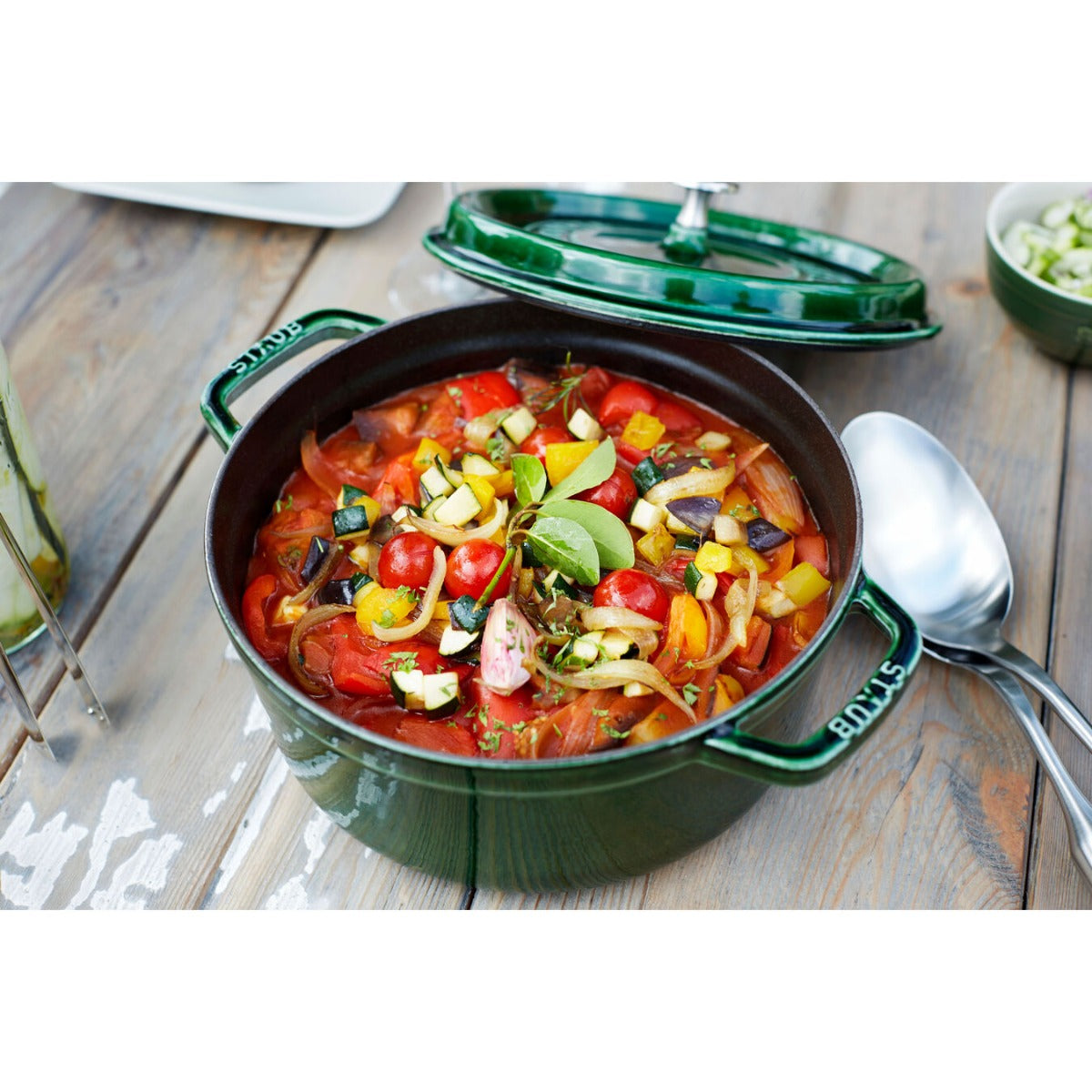 Staub valurautapata, pyöreä 26 cm, 5,25 l, basilikanvihreä